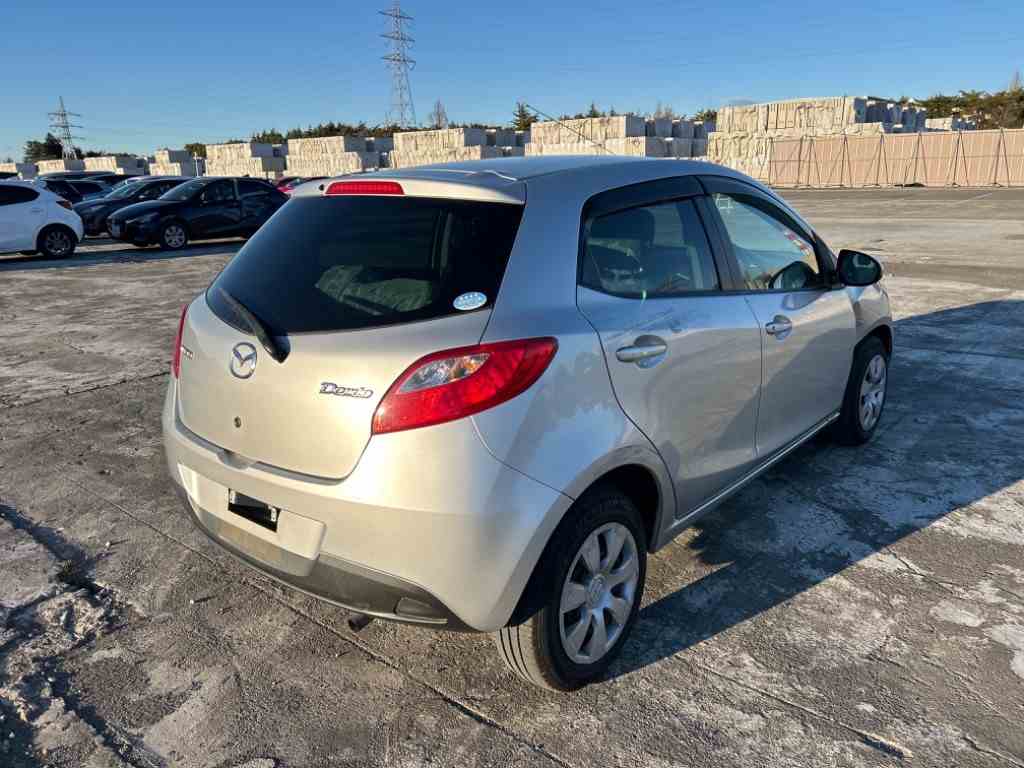 MAZDA DEMIO photo 4