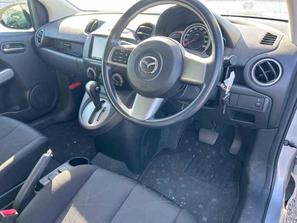 MAZDA DEMIO photo 5