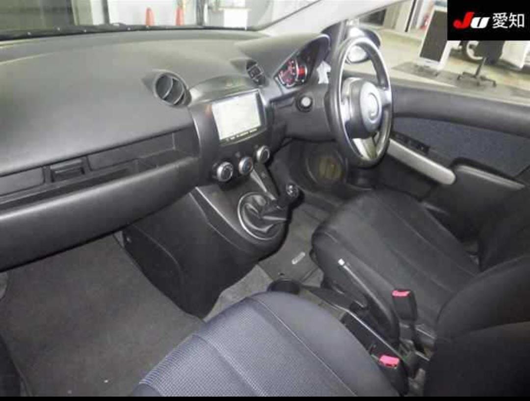 MAZDA DEMIO photo 9